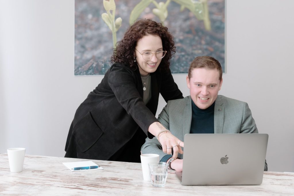 Beleidsadviseurs Hannah Beniers en Steven van der Heijden in overleg | Koopman & Beniers